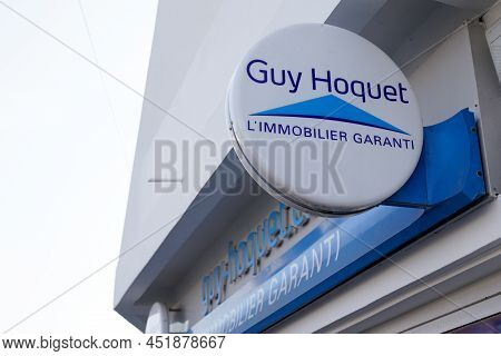 Bordeaux , Aquitaine  France - 03 27 2022 : Guy Hoquet Logo Brand And Text Sign Of Real Estate Frenc