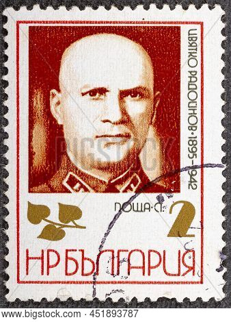 Bulgaria - Circa 1972: A Stamp Printed In Bulgaria Shows A Portrait Of C. Radoinov, The Series Resis
