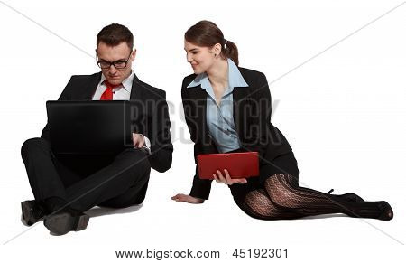 Casal em Laptops