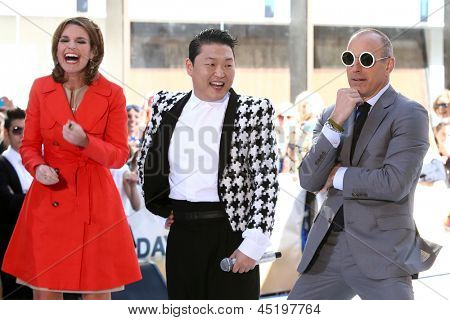 NEW YORK květen 3: Korejský rapper Psy na scéně mezi Savannah Guthrie a Matt Lauer na Today Show