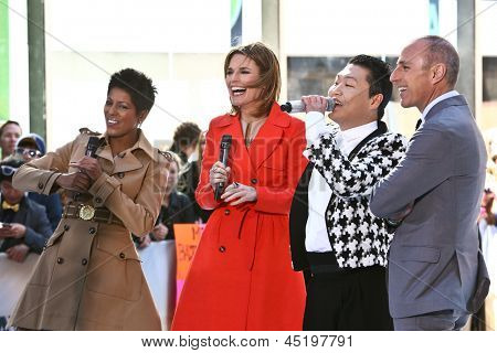 NEW YORK květen 3: Korejský rapper Psy na scéně mezi Savannah Guthrie a Matt Lauer na Today Show