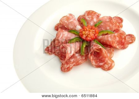 salami og grøn peber på hvid plade
