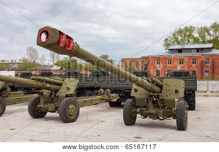 Samara, Russia - May 7, 2013: The 152 Mm Howitzer 2A65 Msta-b. Howitzer Is Intended For Destruction