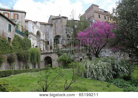 City park in the Italian province: parks, fountains & castles