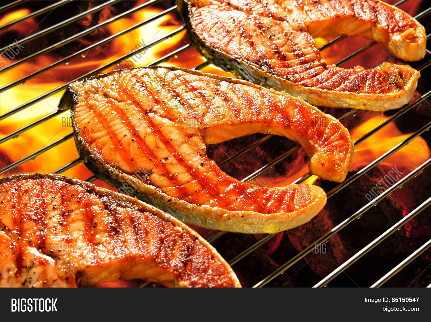 Окунь на углях на решетке. Рыба гриль на мангале. Мангал рыба. Рыба на мангале на решетке. Какую рыбу жарят на гриле.