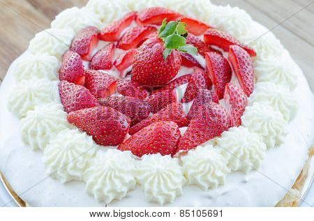 Cake with fresh strawberries