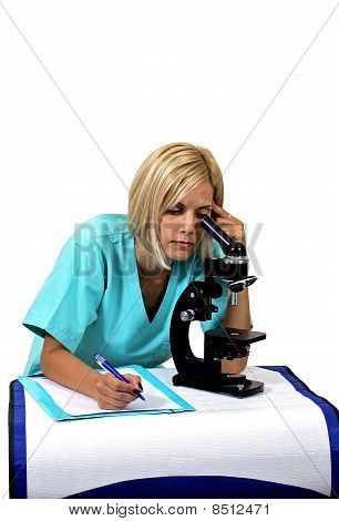 Doktor s mikroskopem