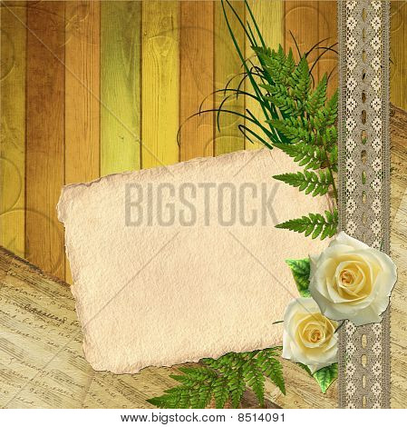 Vecchia carta di carta con fiori e pizzo su backgruond in legno