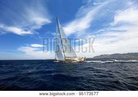 BEAUTIFUL Yacht training for boat race (team unidentified)