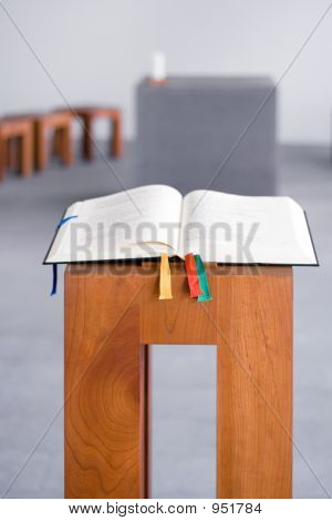 나무 콘솔에 오픈 성경