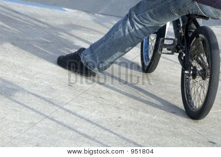 Nahaufnahme von männlichen Bein auf Bmx