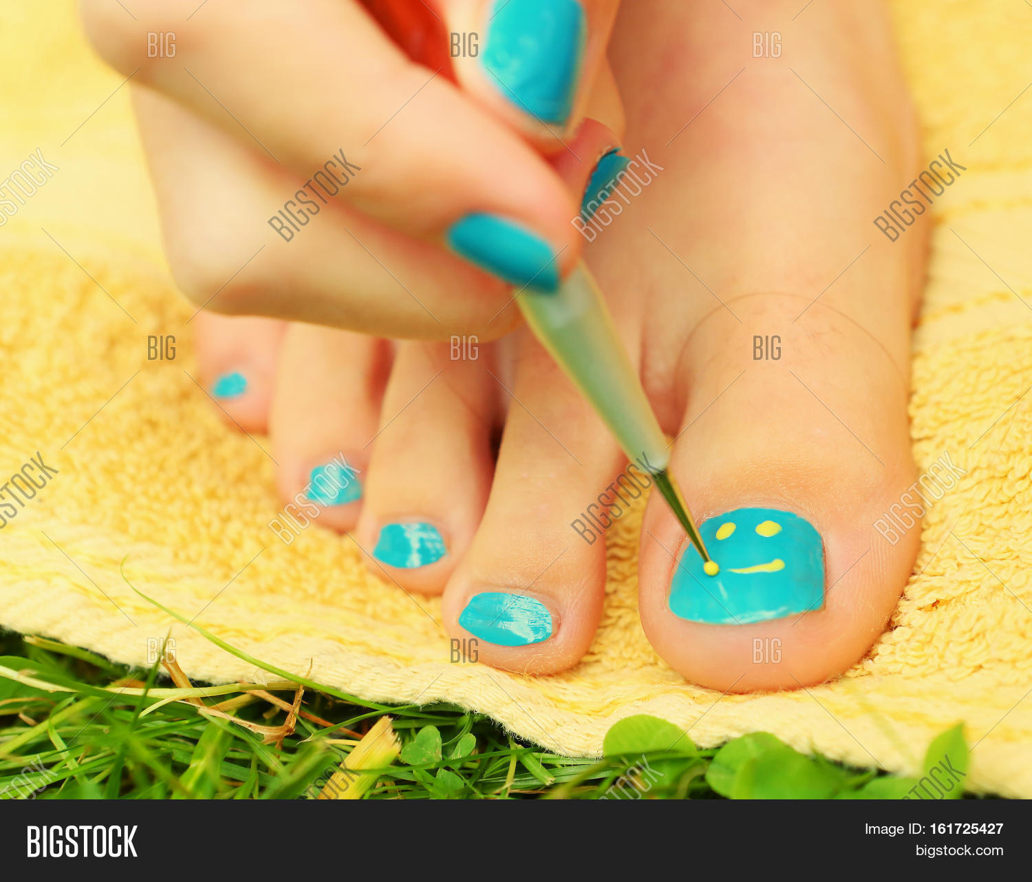 детский маникюр без покрытия. со скольки лет можно ходить на маникюр. ногти для девочек. покрасить ногти. детский европейский маникюр.