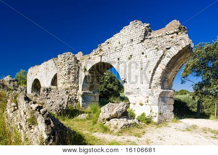 pozůstatky římského akvaduktu poblíž Meunerie, Provence, Francie