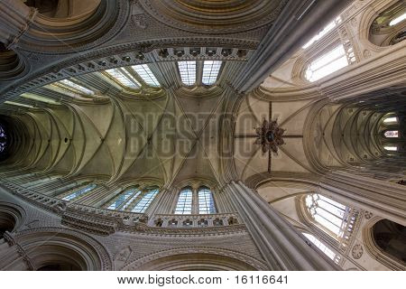 Interiér katedrály Notre Dame, Bayeux, Normandie, Francie