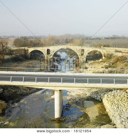 Pont Julien s nového silničního mostu, Provence, Francie