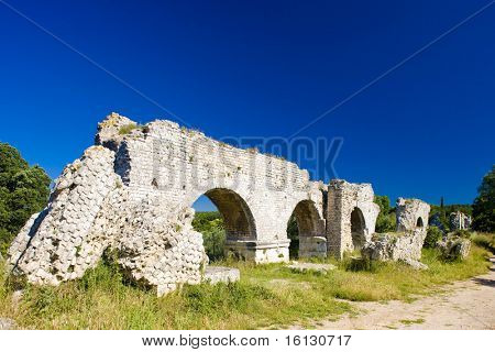 pozůstatky římského akvaduktu poblíž Meunerie, Provence, Francie