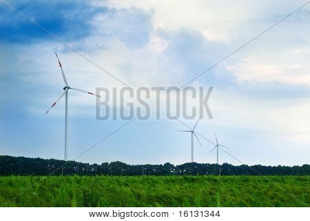 motori a vento su un campo aperto