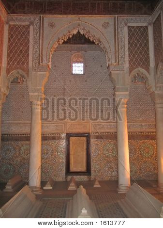 orientalische Architektur mit Azulejos und bemalten Stuc in eine Halle, Bahia Palast, Marrakesch, Marokko