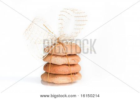 Cookies med guld bånd sløjfe isoleret på hvid
