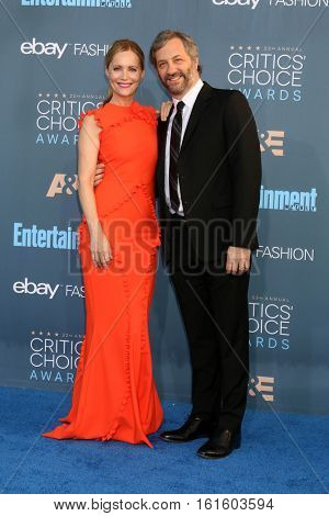 LOS ANGELES - DEC 11:  Leslie Mann, Judd Apatow at the 22nd Annual Critics' Choice Awards at Barker Hanger on December 11, 2016 in Santa Monica, CA