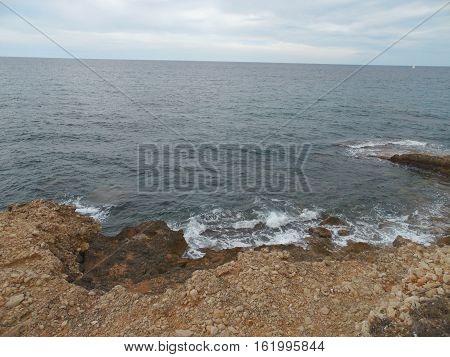 costa del mar mediterráneo con oleaje y rocas