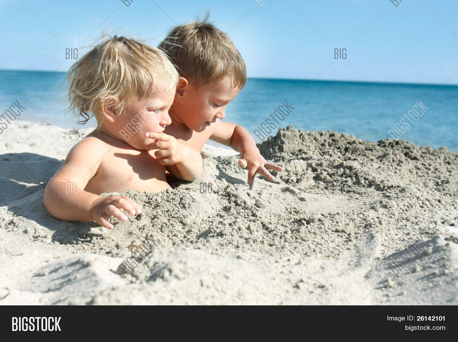 Imagen y foto Dos Niños Jugando (prueba gratis) | Bigstock