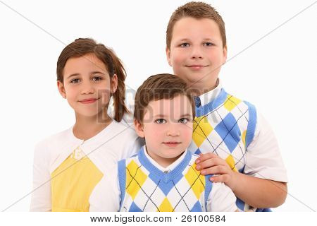 Twee broers en zus in bijpassende outfits op witte achtergrond.