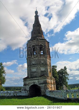 Reisen Sie in Russland. den goldenen Ring. Kidekscha. Hohllinde. der Schiefe Turm von Russland
