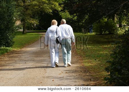 Um casal caminhando juntos.