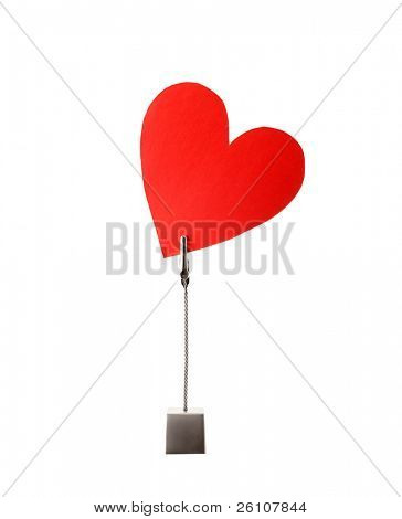 Cuore di carta rossa in carta. Isolato su sfondo bianco.