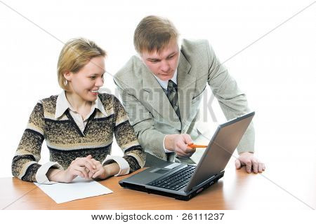 mulher e homem de negócios equipe trabalham no laptop no fundo branco