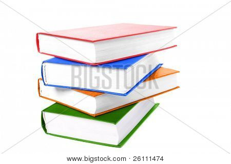 pilha de livros de cores sobre fundo branco