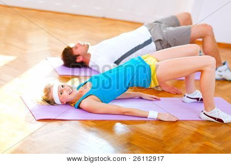 Gruppo di persone una palestra In una classe di aerobica