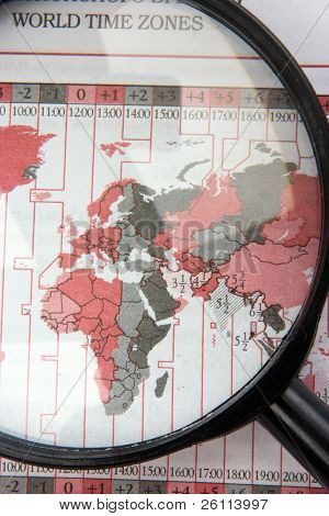 Saat dilimleri ile dünya haritası üzerinde siyah Büyüteç