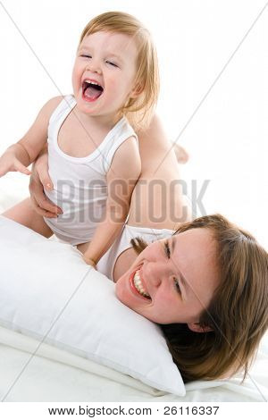 Mather und Baby im Bett