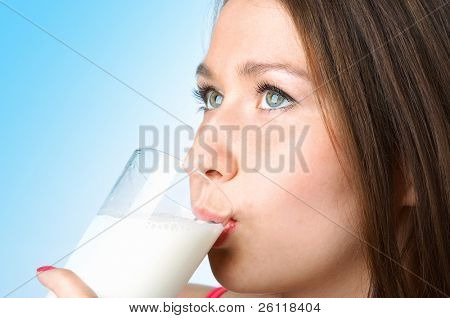 kvinde med glas mælk på blå baggrund