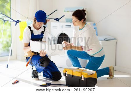 Washing Machine Repair Technician. Washer Service.