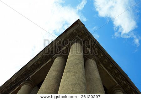 costruzione di colonna sotto un cielo blu con nuvole