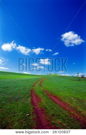 Natur Hintergrund grün Feld Straße und blauer Himmel mit Wolken