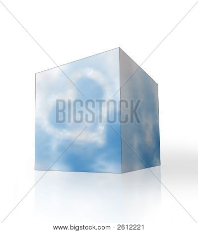 Céu azul com coração em forma de nuvens na caixa