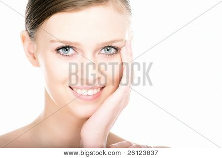 Retrato de primer plano de la belleza de la muchacha sobre fondo blanco