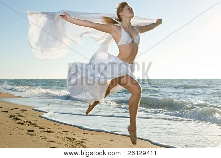 Женщина, прыжки на пляже моря