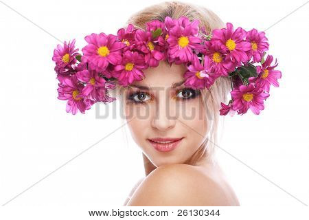Retrato de mujer de belleza con guirnalda de flores en la cabeza sobre fondo blanco
