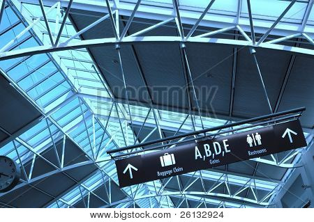 direktionale Zeichen in einem Flughafen terminal