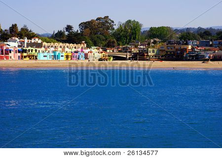 Capitola Village, Kalifornie, jak je patrné z přístaviště Capitola rozhledny