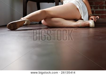 Donna sputando sul pavimento con le gambe divaricate