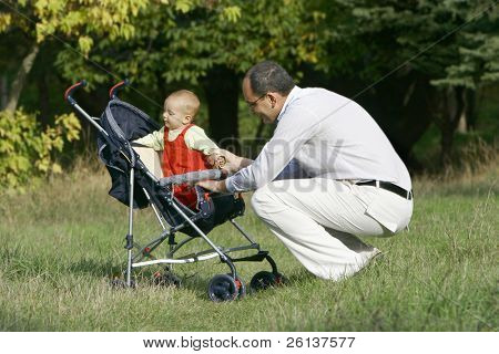 far og søn i parken