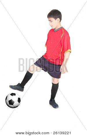 mladík hrál fotbal přes bílý
