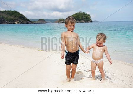 to børn på stranden