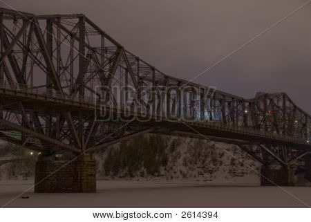 Ponte sobre o Rio congelado, à noite